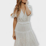 Vestido Midi de Renda com Decote Pontudo