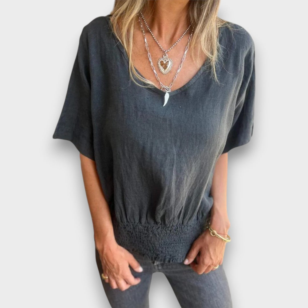 CARLA - T-SHIRT ELEGANTE COM DETALHE ENDRUZIDO
