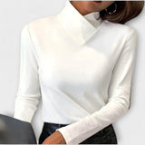 Blusa estilosa com gola alta e decote em V
